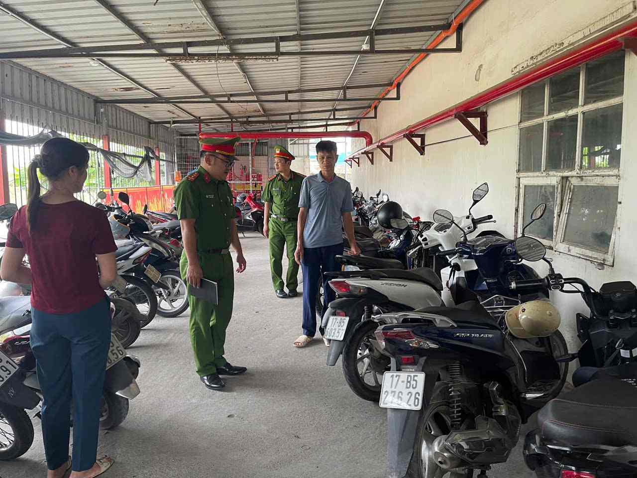 Tan Tien Commune Police force inspects and directly reviews motorbikes of workers. Photo: Hung Yen Provincial Police