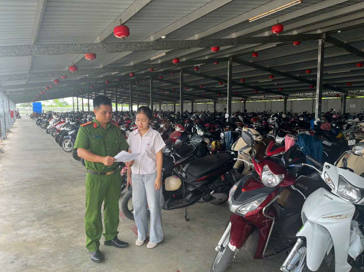 Công an xã Đông Thái Ninh hướng dẫn công nhân Công ty Mido Vina kê khai phương tiện.