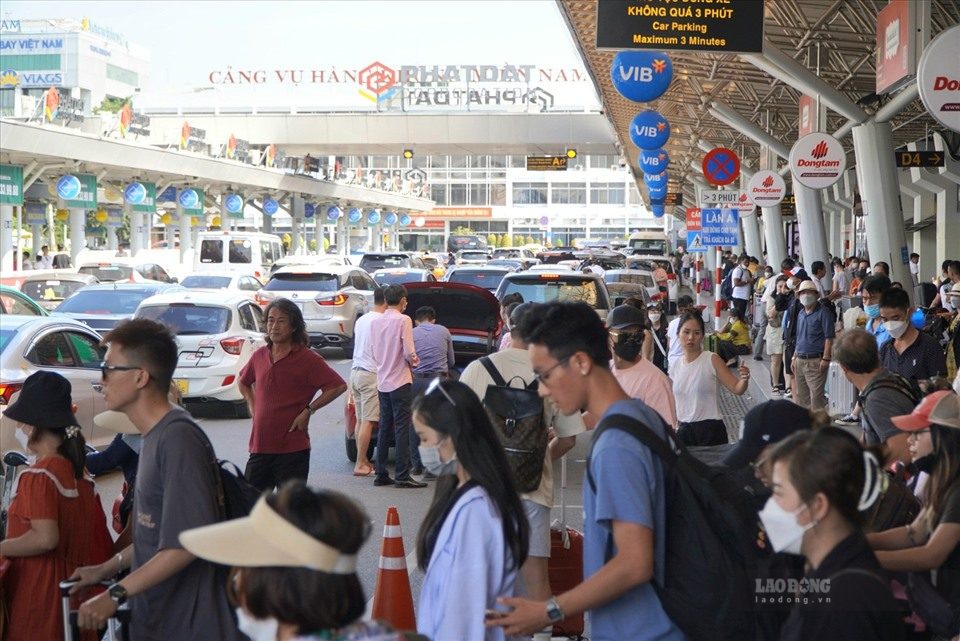 Sau mỗi kỳ nghỉ lễ, Tết, hành khách hạ cánh tại sân bay Tân Sơn Nhất thường phải chật vật đón xe về nhà. Ảnh: Anh Tú