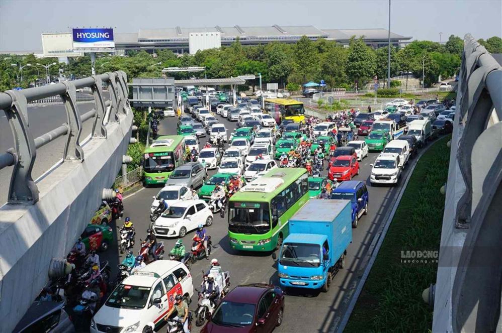 Một vụ kẹt xe trước cổng sân bay Tân Sơn Nhất trên đường Trường Sơn. Ảnh: Minh Quân