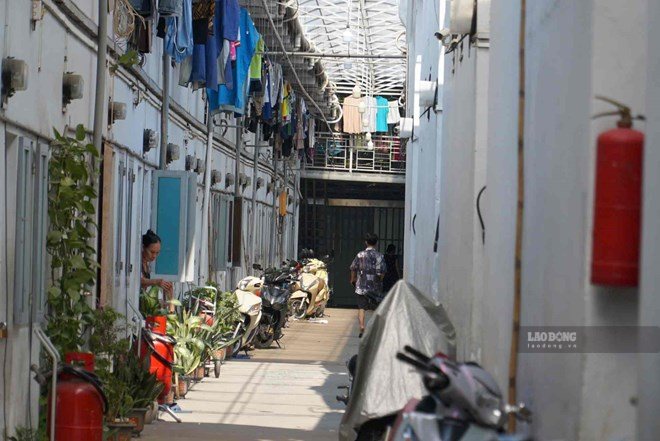 From July 1, 2026, boarding workers can register for temporary residence through the landlord directly managing the boarding place. Photo: Minh Tam