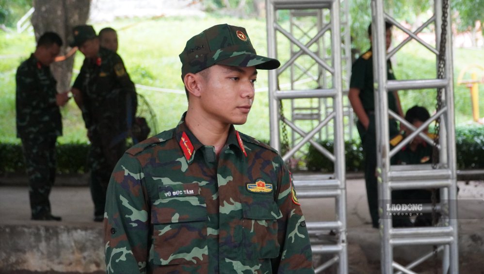 Trung sĩ Vũ Đức Tâm (Đội K74) là một trong nhiều chiến sĩ trẻ trực tiếp tham gia vào quá trình tìm kiếm hài cốt. Ảnh: Anh Tú