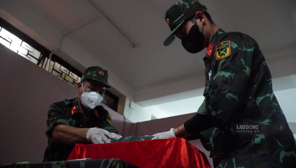 Sau khi được tìm thấy, hài cốt liệt sĩ được lực lượng chức năng bảo quản theo đúng quy trình, chờ giám định và xác định danh tính. Ảnh: Anh Tú