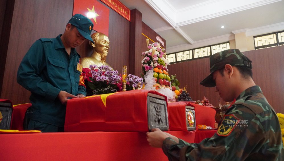  Những người lính trẻ hôm nay tiếp nối hành trình tri ân với các thế hệ đi trước. Ảnh: Anh Tú