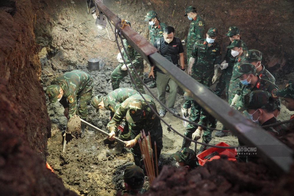 Hundreds of people are racing to bring the martyrs back to their "homes". Photo: Anh Tu