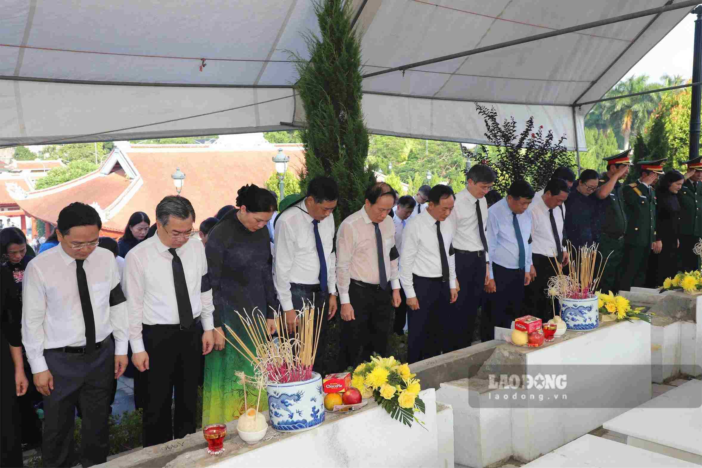 Delegates attending the funeral, memorial service and burial of martyrs' remains at Vi Xuyen National Martyrs' Cemetery. Photo: Viet Bac