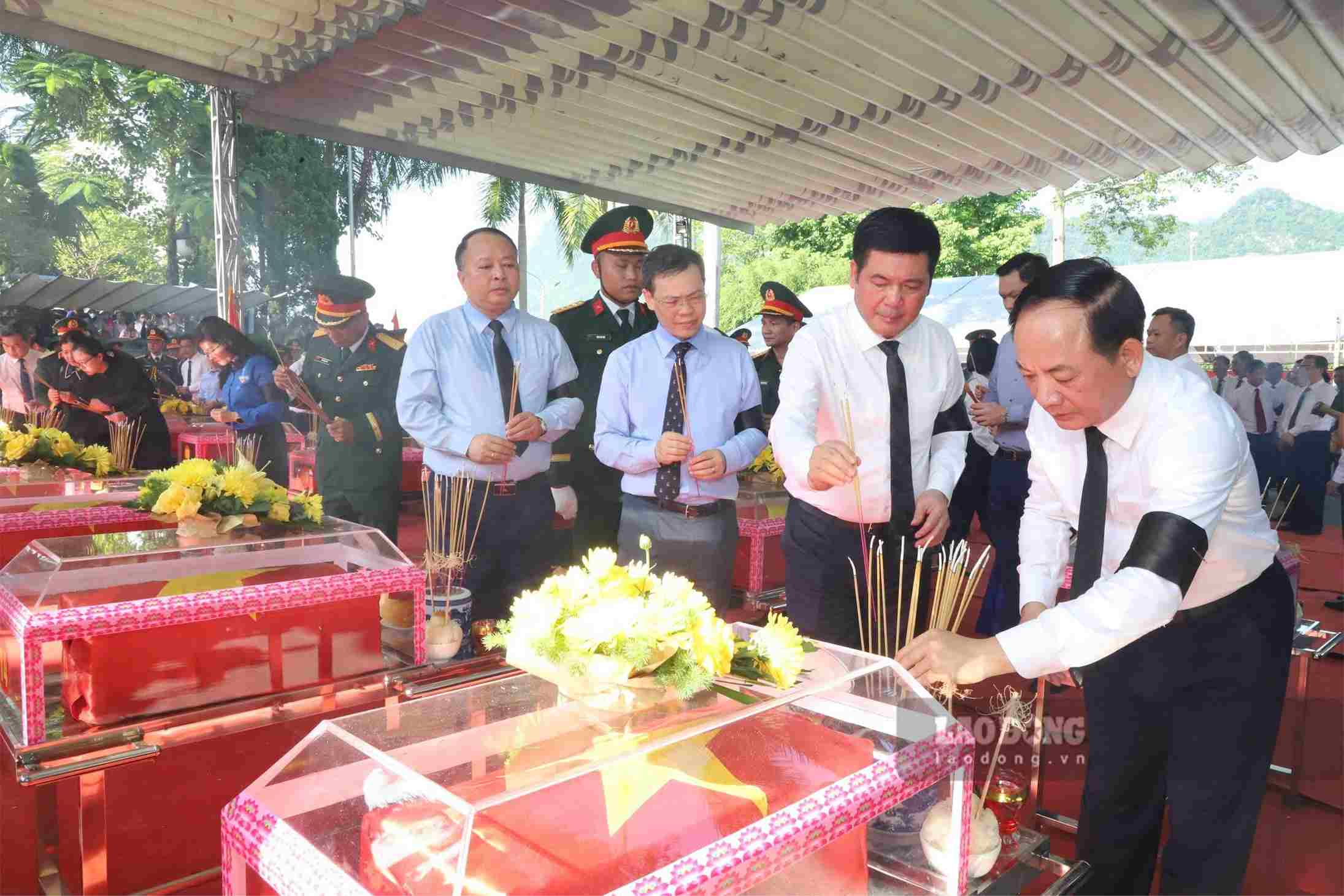 Các đại biểu dâng hoa, dâng hương tại Lễ 