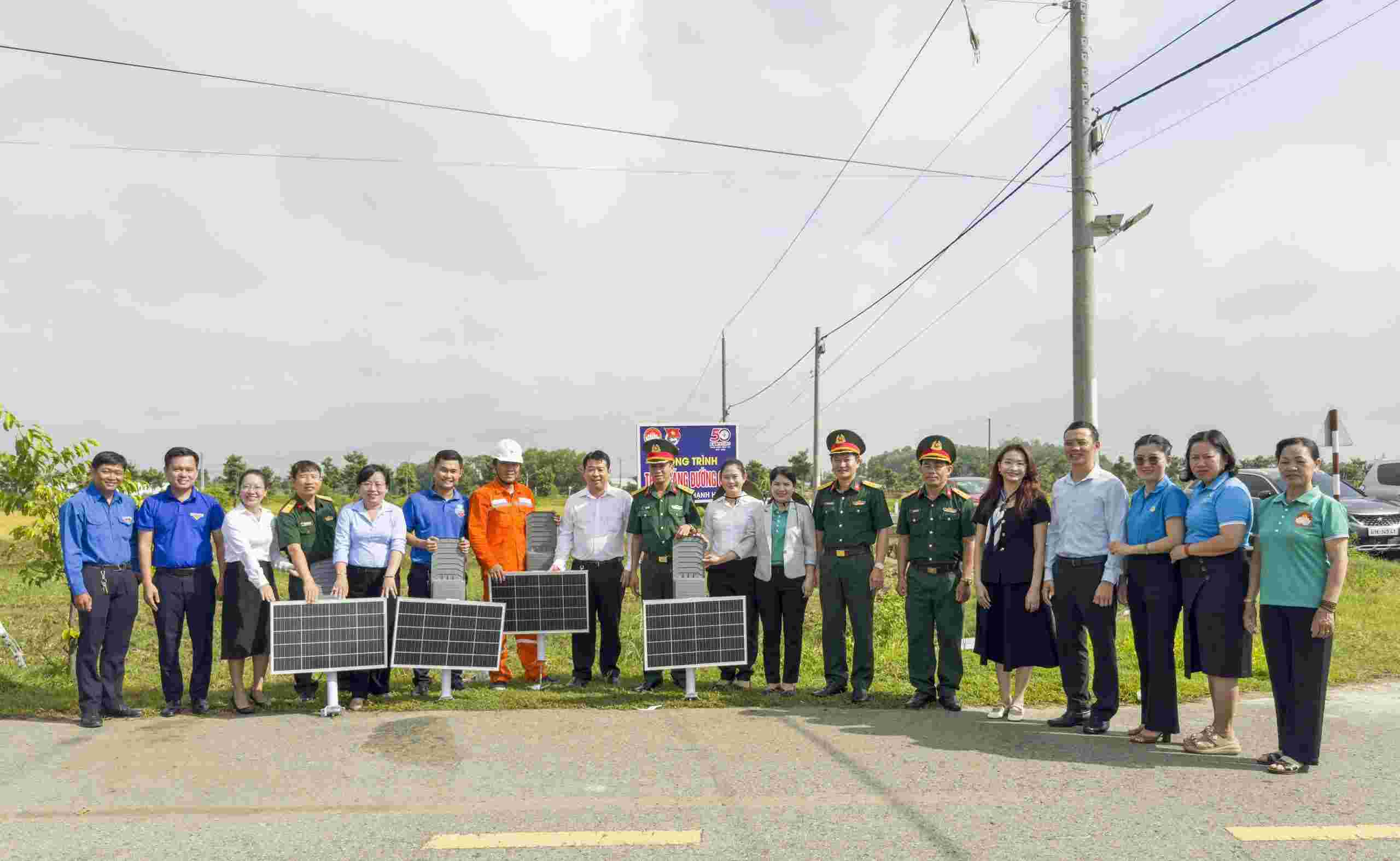 Đoàn thanh niên công ty thực hiện nhiều công trình gắn đèn năng lượng thắp sáng. Ảnh: Công ty Điện lực Bình Dương