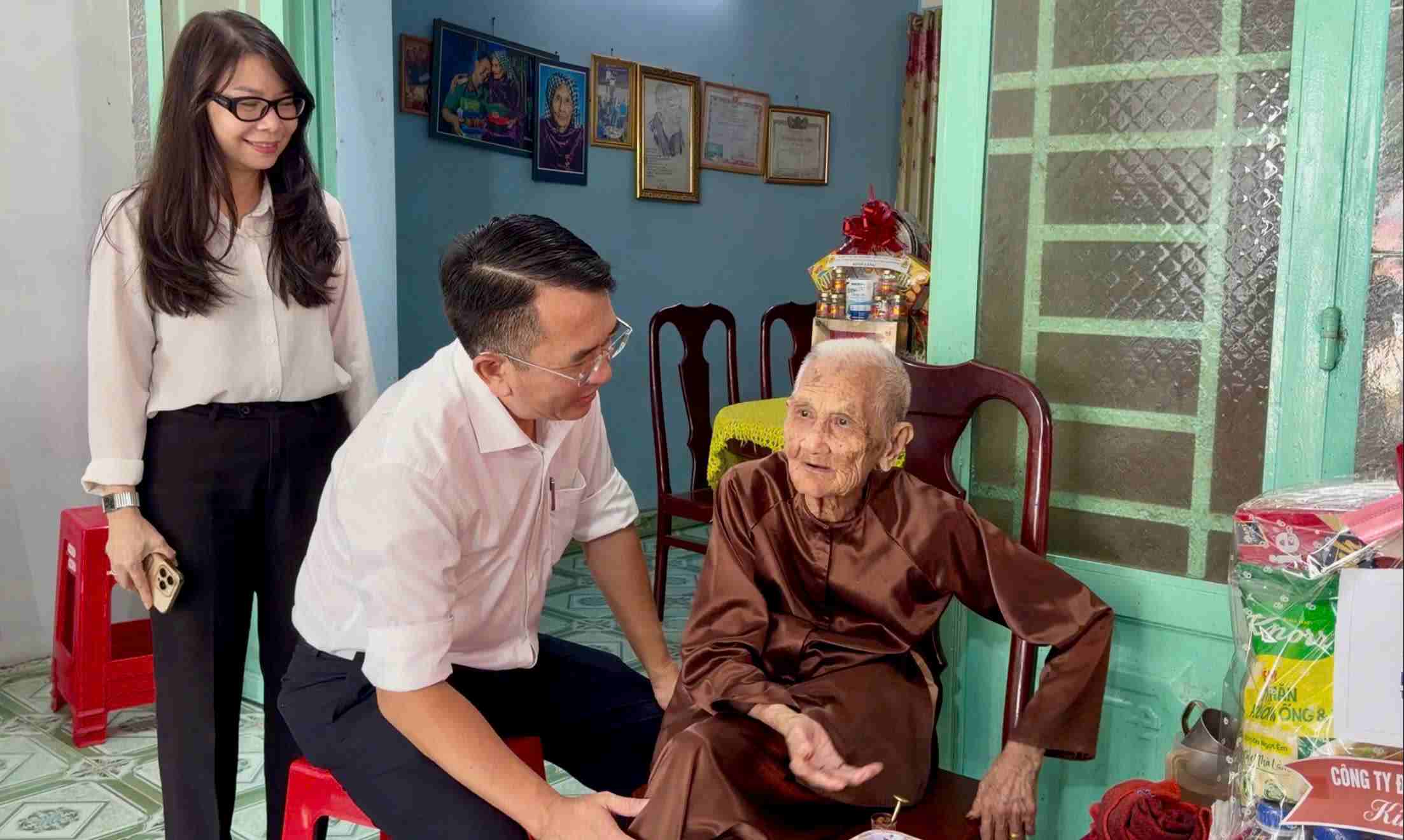 Binh Duong Power Company visits and presents gifts, expressing gratitude to Vietnamese Heroic Mother Nguyen Thi Ruc. Photo: Binh Duong Power Company