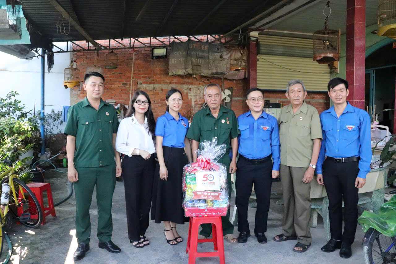 Thăm và tặng quà hội viên Hội Cựu chiến Binh. Ảnh: Công ty Điện lực Bình Dương