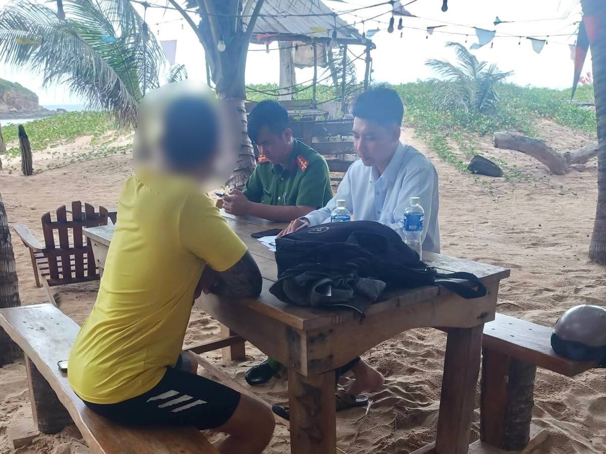 Công an xã Hòa Thắng và cán bộ phòng nghiệp vụ của xã làm việc với chủ điểm kinh doanh bị phản ánh. Ảnh: UBND xã Hòa Thắng cung cấp