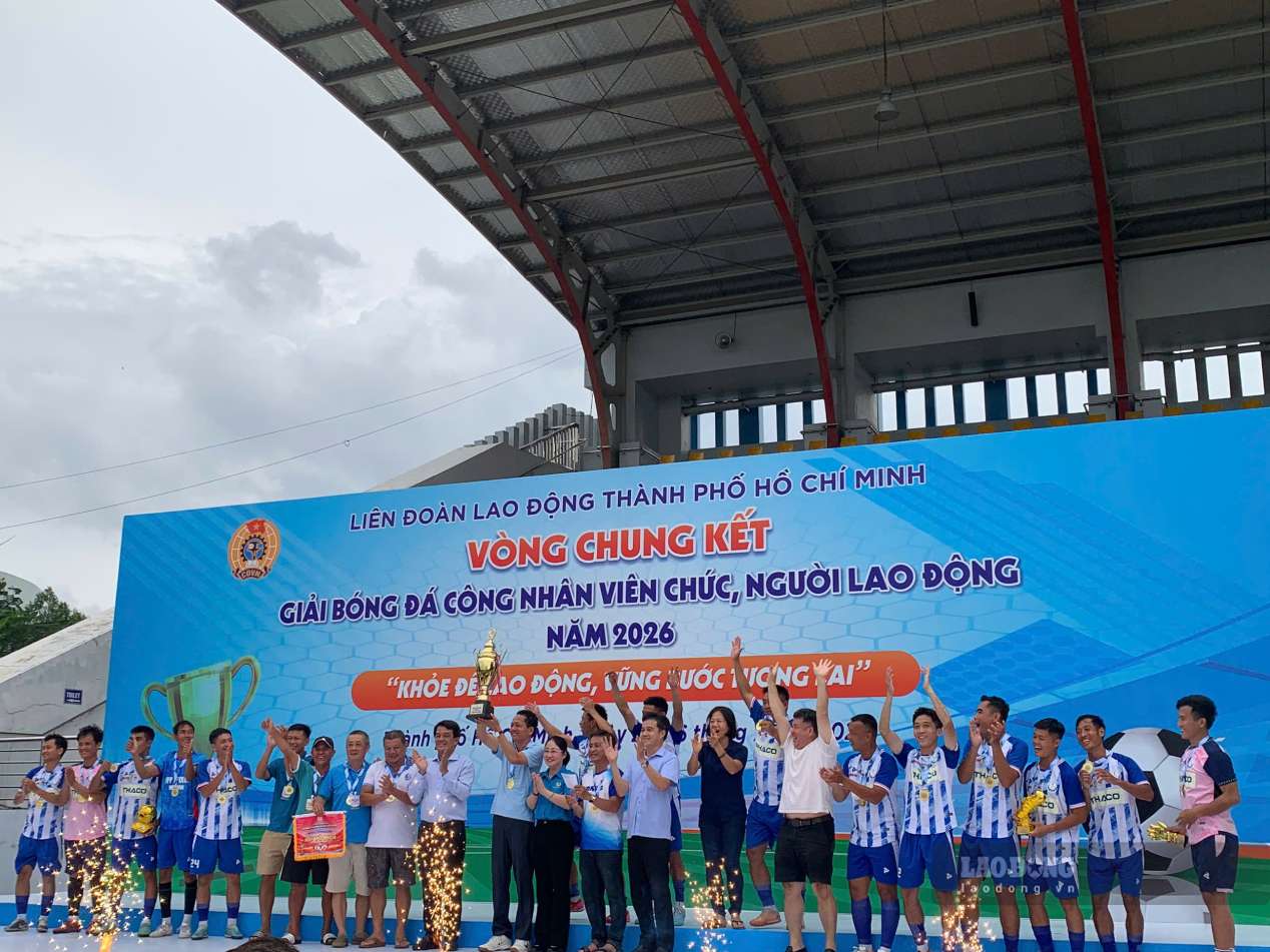 SAWACO crowned champion of Ho Chi Minh City Workers, Civil Servants, and Laborers Football Tournament. Photo: Thai Bao