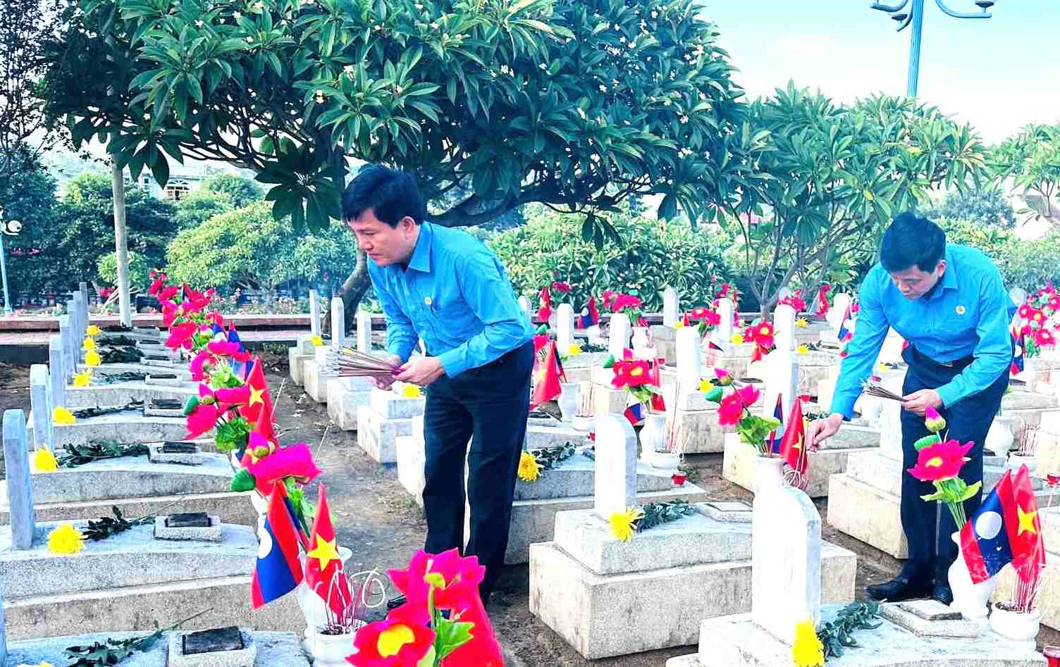 Mr. Nguyen Xuan Hung - Vice President of the Vietnam General Confederation of Labor and Mr. Kha Van Tam - Chairman of the Nghe An Provincial Labor Federation offer incense to commemorate heroic martyrs. Photo: Nghe An Trade Union