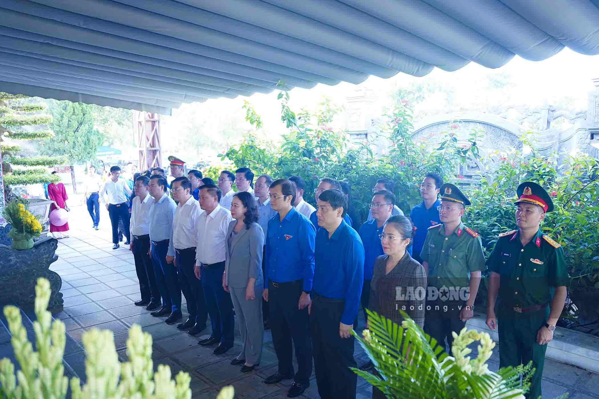 Vice President Vo Thi Anh Xuan offers incense to commemorate heroic martyrs at Truong Bon National Historical Relic Site. Photo: Duy Chuong