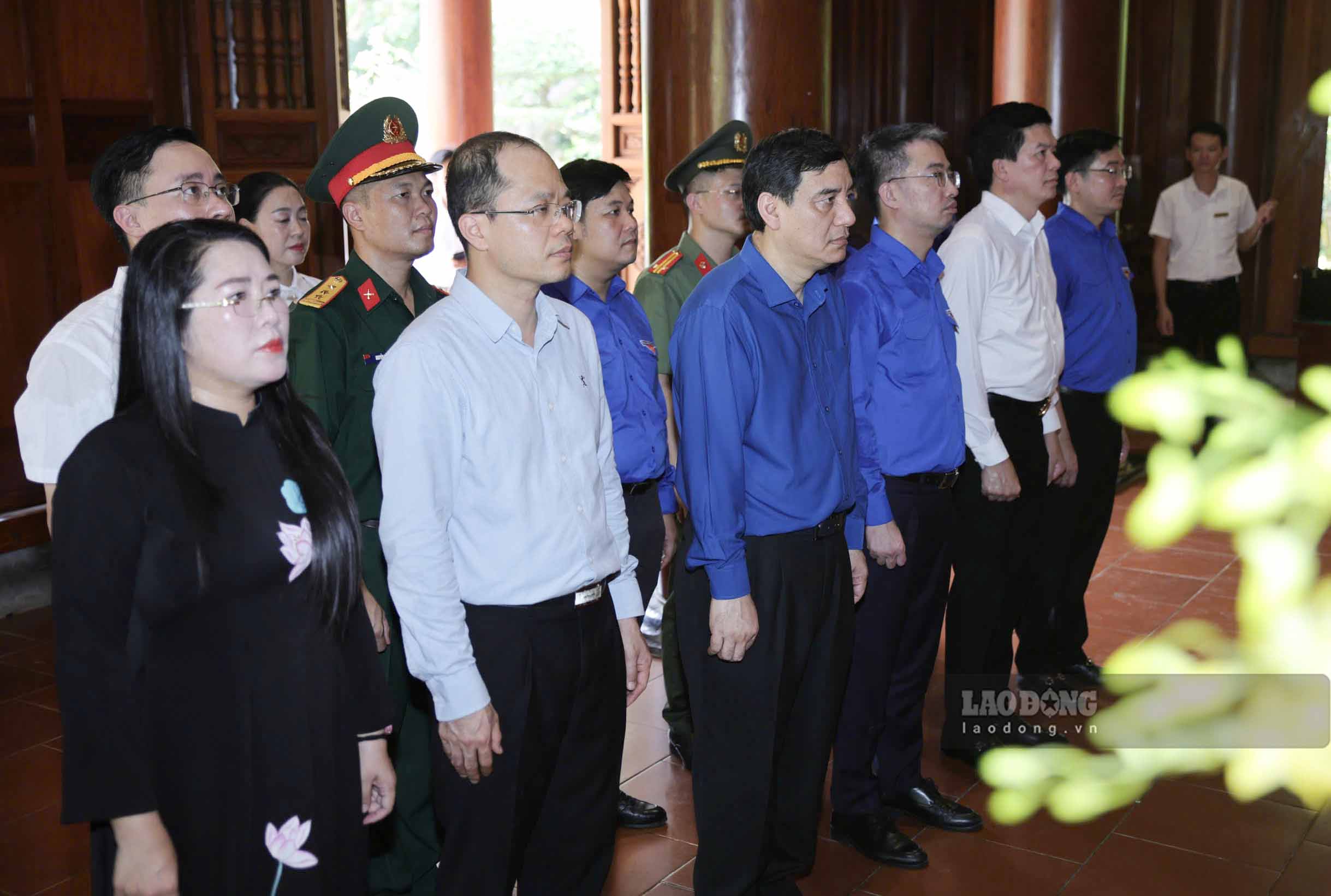 Đoàn đại biểu dâng hoa tưởng niệm Chủ tịch Hồ Chí Minh. Ảnh: Duy Chương