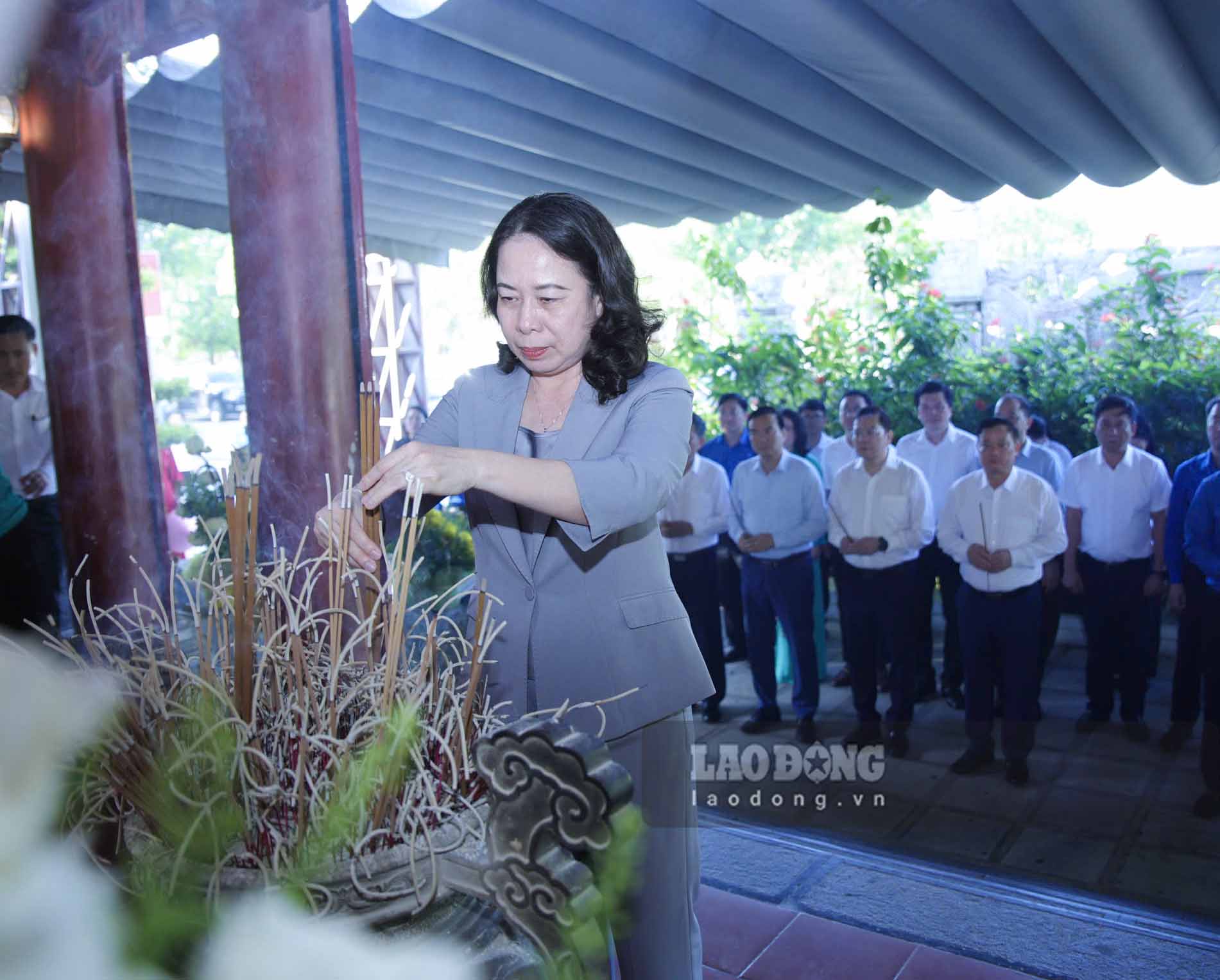 Phó Chủ tịch nước Võ Thị Ánh Xuân dâng hương tưởng niệm 13 liệt sĩ thanh niên xung phong. Ảnh: Duy Chương