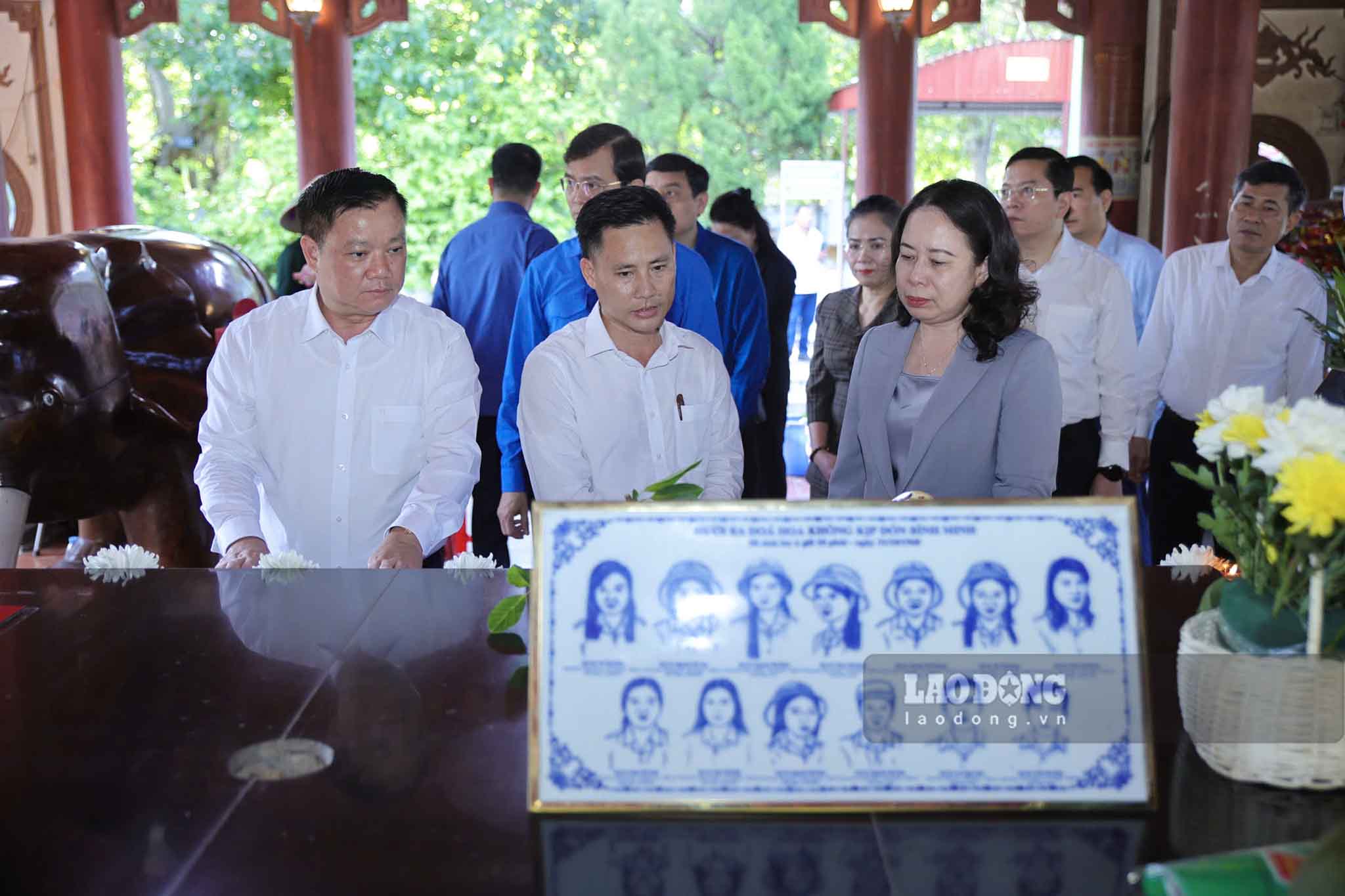 5 / 8 Phó Chủ tịch nước Võ Thị Ánh Xuân nghe giới thiệu về tọa độ lửa Truông Bồn. Ảnh: Duy Chương