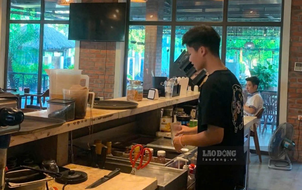 Mr. Le Xuan Bach - a Gen Z worker working part-time outside of his main job. This is a goal he proactively implements to diversify income sources. Photo: Quynh Chi