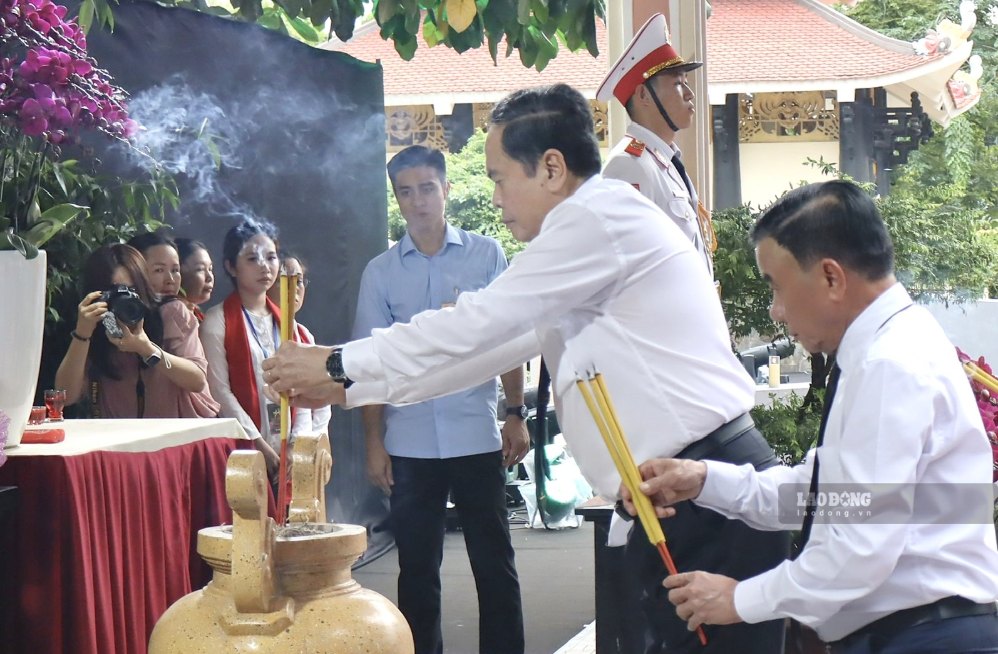 Chủ tịch Quốc hội Trần Thanh Mẫn và Thường trực Ban Bí thư Trần Cẩm Tú dâng hương Anh hùng liệt sĩ. Ảnh: Anh Tú