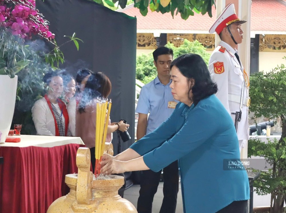 Bà Bùi Thị Minh Hoài, Ủy viên Bộ Chính trị, Bí thư Trung ương Đảng, Chủ tịch Ủy ban Trung ương MTTQ Việt Nam dâng hương các Anh hùng liệt sĩ. Ảnh: Anh Tú