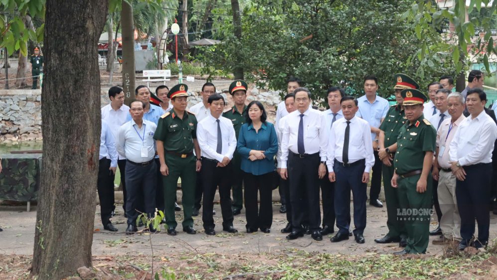 Đoàn đến kiểm tra một rãnh đào mới trong nỗ lực mở rộng phạm vi tìm kiếm hài cốt liệt sĩ tại công viên Lê Thị Riêng. Ảnh: Anh Tú