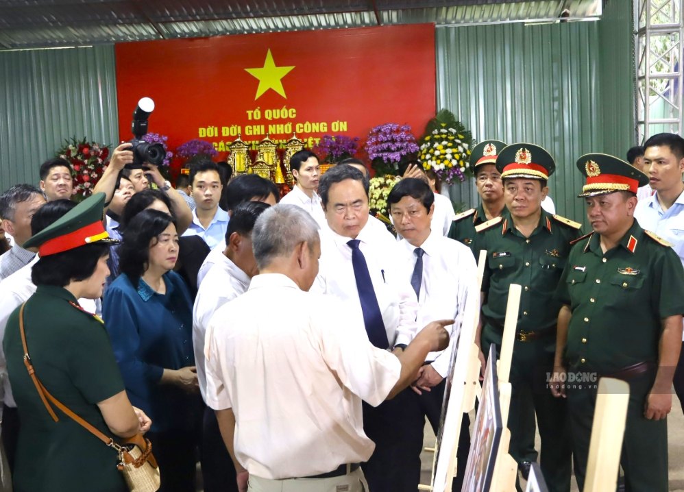 Đoàn công tác nghe báo cáo về công tác tìm kiếm hài cốt liệt sĩ tại công viên Lê Thị Riêng. Ảnh: Anh Tú