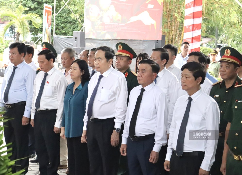 Politburo Member, National Assembly Chairman Tran Thanh Man and the working delegation observe a minute of silence for the heroic martyrs. Photo: Anh Tu