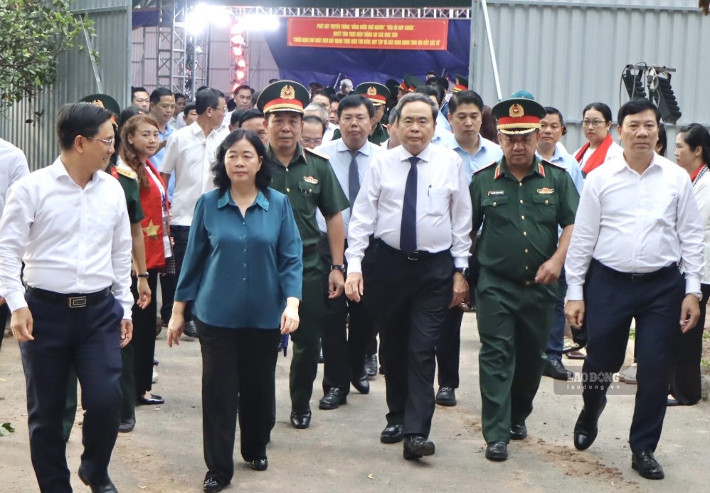 Chủ tịch Quốc hội Trần Thanh Mẫn cùng đoàn công tác đến dâng hương, dâng hoa các Anh hùng liệt sĩ tại công viên Lê Thị Riêng. Ảnh: Anh Tú