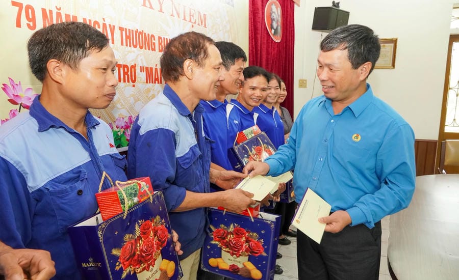 Mr. Nguyen Huy Thong - Chairman of the Vietnam Chemical Industry Trade Union - visits and expresses gratitude to policy families and relatives of martyrs. Photo: Nguyen Son / VINACHEM