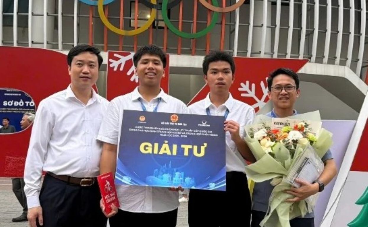 Ông Đỗ Đức Quế - Giám đốc Sở GD&ĐT Thanh Hóa (áo trắng ngoài bên trái) cùng thầy giáo Lê Nhất Trưởng Tuấn và các em học sinh Vũ Xuân Thịnh và Nguyễn Hoàng Anh. Ảnh: THPT chuyên Lam Sơn
