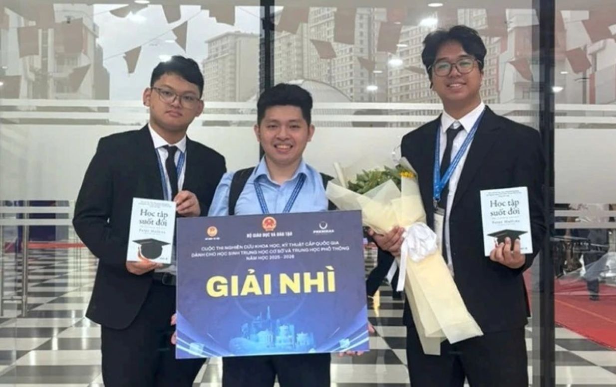 Teacher Vu Chi Tuan (right) and two students: Mai Hoang Dang Son, Lai Quoc Khanh will receive Certificates of Merit from the Chairman of Thanh Hoa Provincial People's Committee. Photo: Lam Son High School for the Gifted