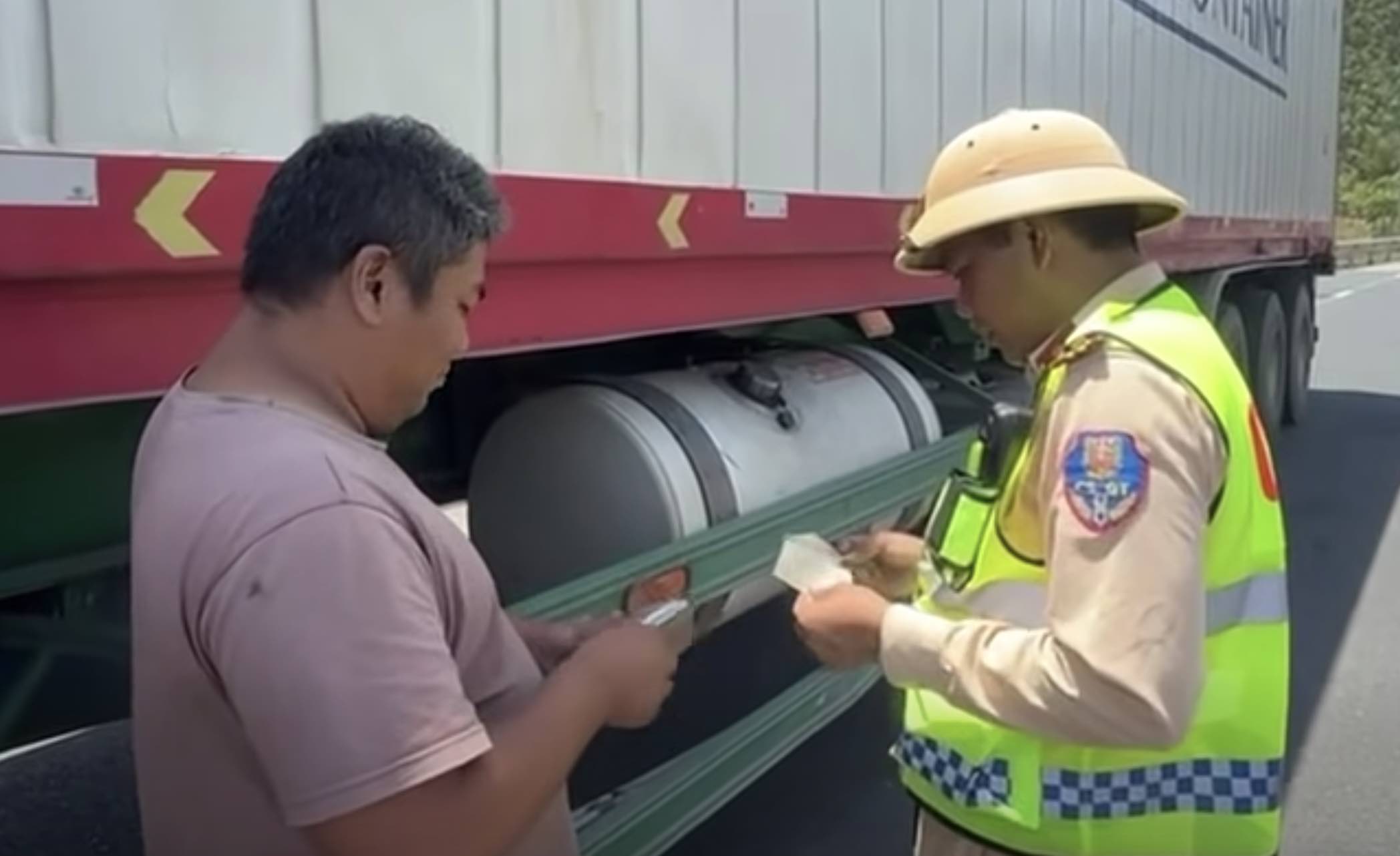 Lái xe đầu kéo quá 4 giờ liên tục, tài xế và doanh nghiệp cùng bị lập biên bản. Ảnh: Cục CSGT