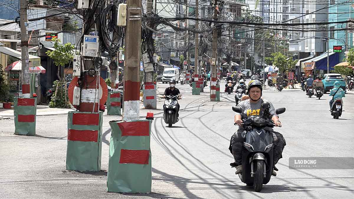 Time to relocate the series of power poles blocking the central street of Ho Chi Minh City after expansion. Photo: Nhu Quynh