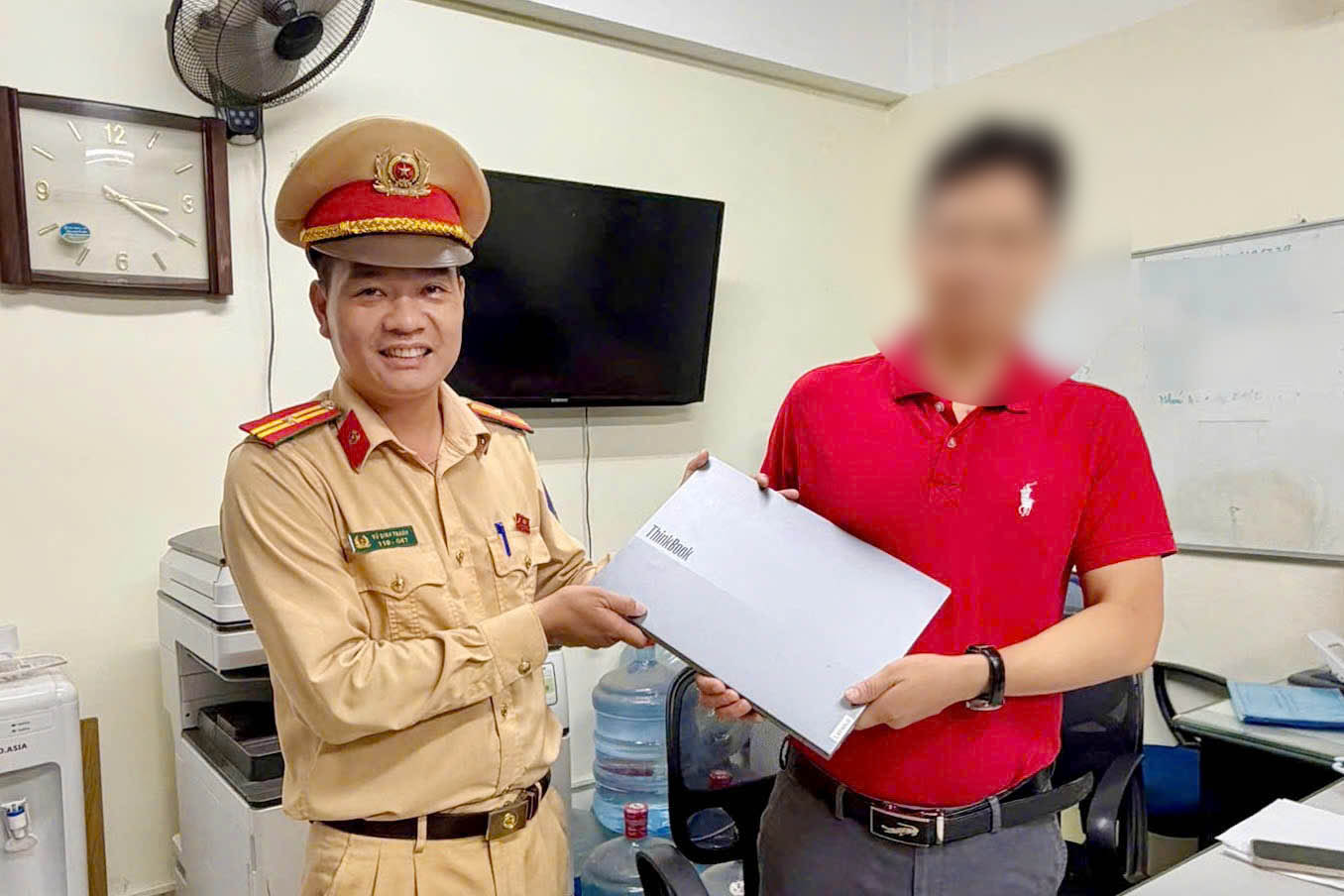 Traffic police return property lost by people. Photo: Hanoi Police