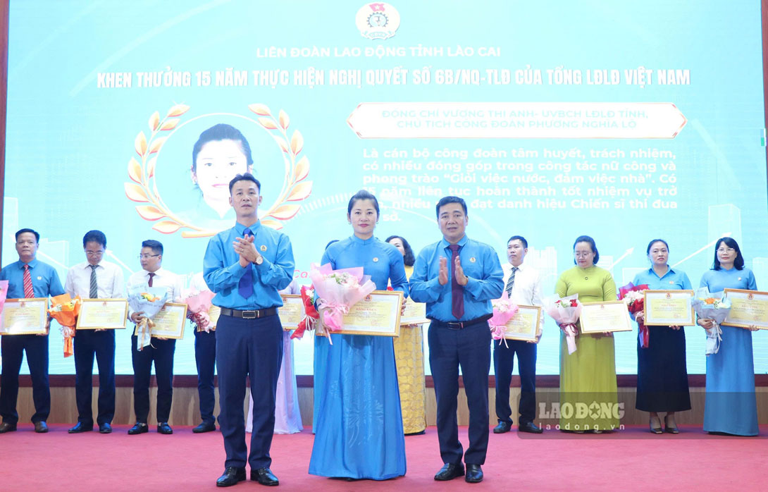 Bà Vương Thị Anh được Liên đoàn Lao động tỉnh Lào Cai tặng Bằng khen 15 năm thực hiện Nghị quyết số 6B/NQ-TLĐ của Tổng Liên đoàn Lao động Việt Nam. Ảnh: Bảo Nguyên