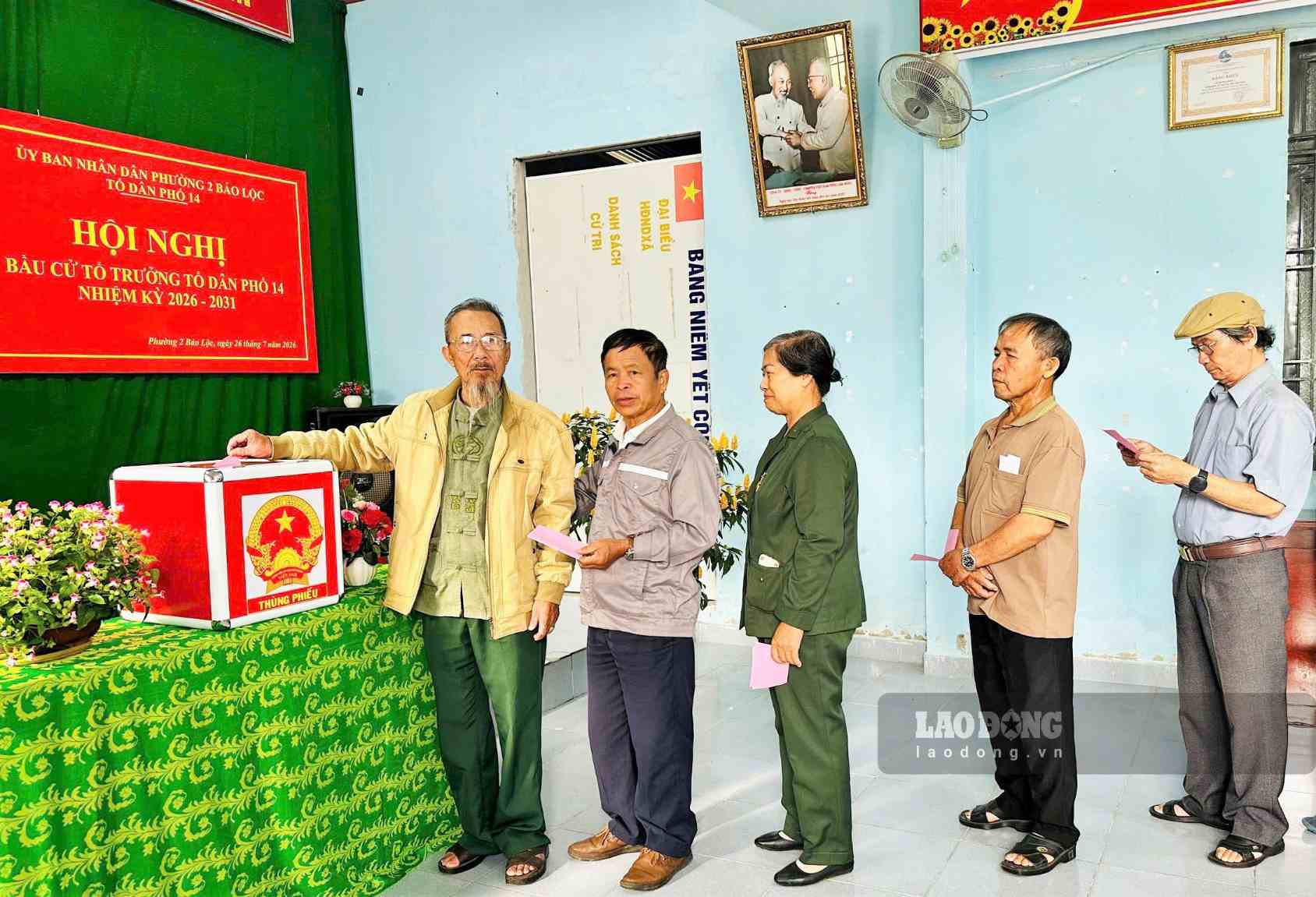 Cử tri trên địa bàn phường 2 Bảo Lộc tham gia bỏ phiếu bầu tổ trường dân phố. Ảnh: Hoài Thanh