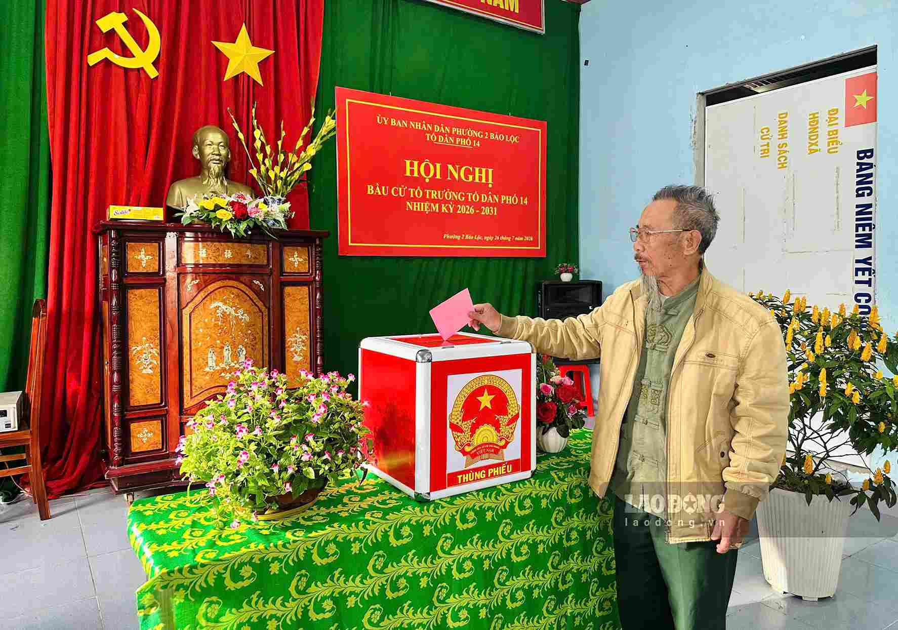 Cử tri Lâm Đồng bỏ phiếu bầu trưởng thôn, tổ trường dân phố. Ảnh: Phúc Khánh