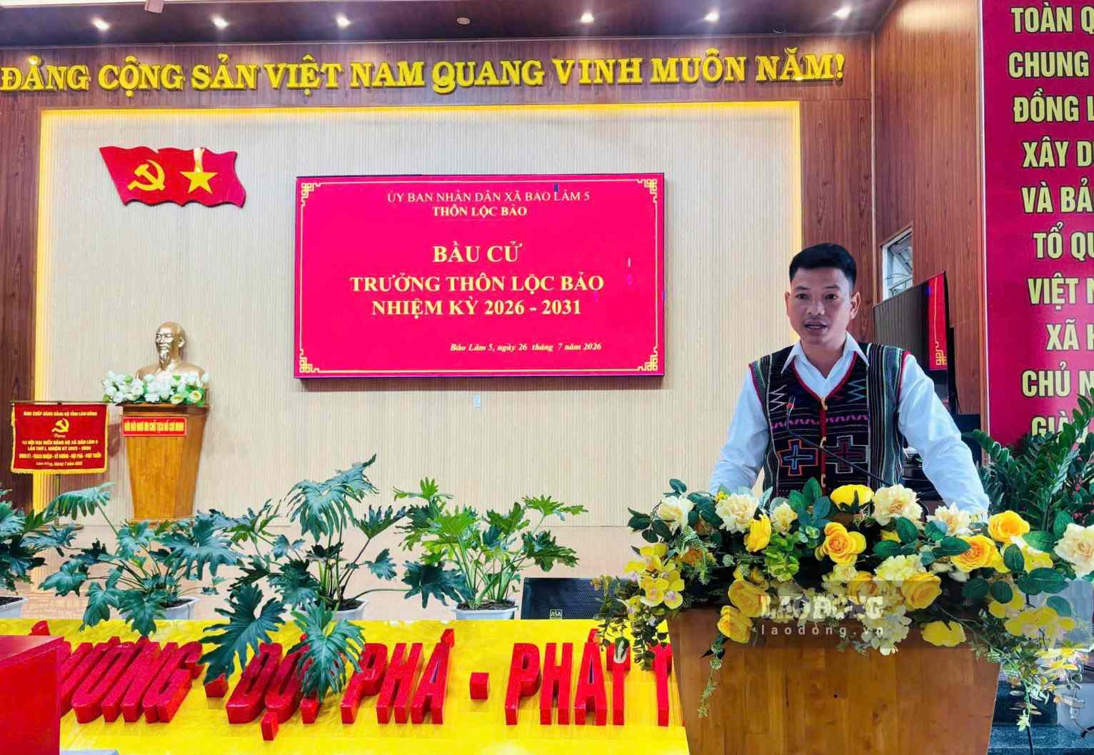 Đại diện tổ bầu cử trên địa bàn xã Bảo Lâm 5 triển khai quy chế bỏ phiếu bầu trưởng thôn đến cử tri. Ảnh: Mạnh Hà