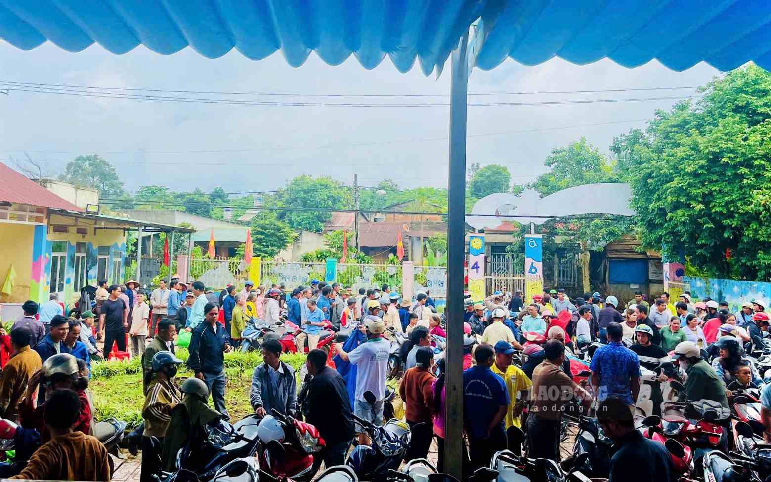 Đông đảo cử tri xã Bảo Lâm 5 có mặt từ sớm để bỏ phiếu bầu trưởng thôn. Ảnh: Phúc Khánh