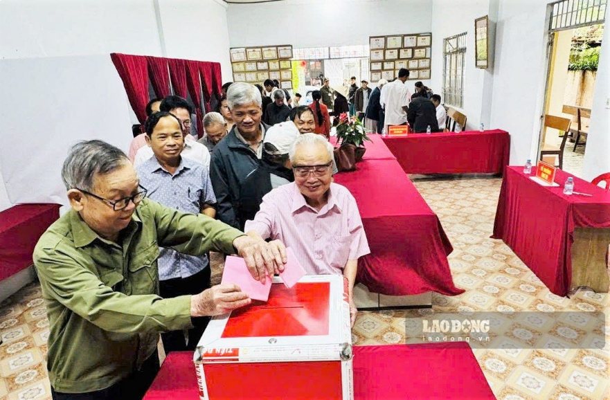 Lam Dong voters secretly vote to elect village heads and residential group leaders. Photo: Hoai Thanh