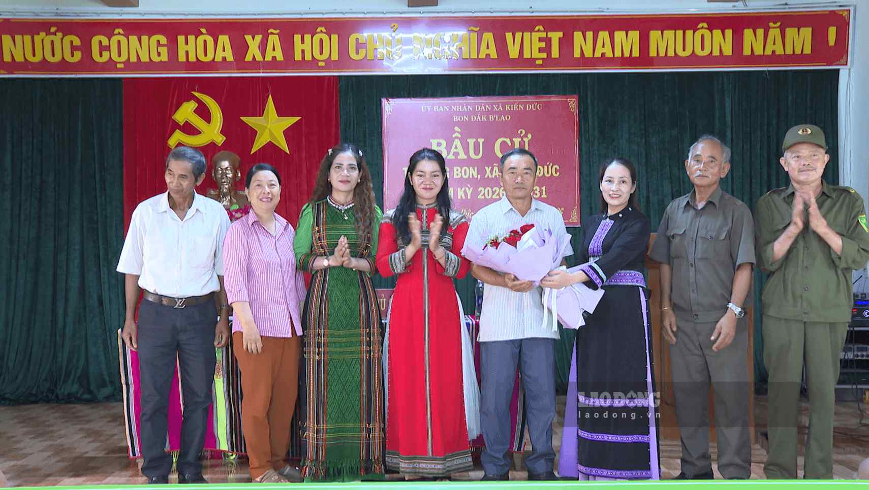 Cử tri bon Đắk Blao, xã Kiến Đức kỳ vọng trưởng bon phát huy tốt vai trò, trách nhiệm của mình, xây dựng bon ngày càng phát triển. Ảnh: Thần Hy