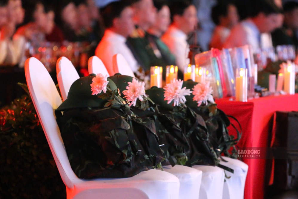 Hàng ghế được bố trí để tưởng niệm các liệt sĩ tại Công viên Lê Thị Riêng. Ảnh: Anh Tú