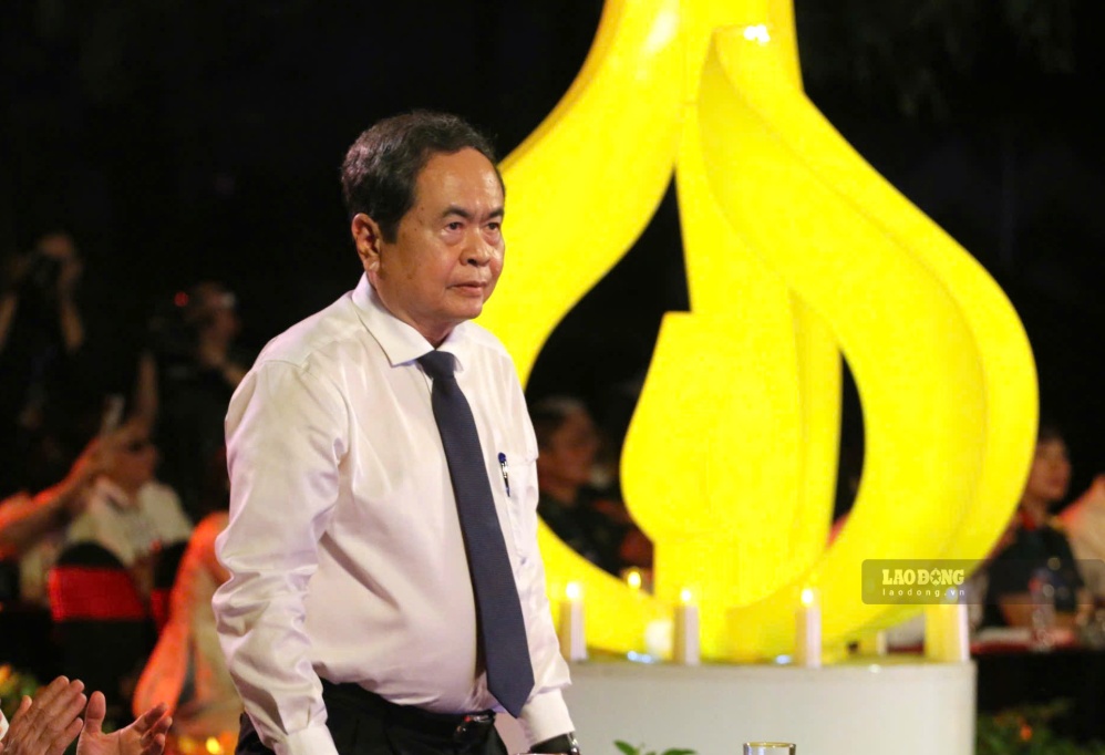 Politburo Member, National Assembly Chairman Tran Thanh Man attends live televised bridge at Le Thi Rieng Park. Photo: Anh Tu
