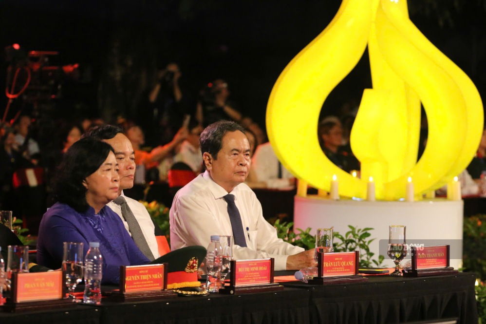 Ủy viên Bộ Chính trị, Chủ tịch Quốc hội Trần Thanh Mẫn cùng các đại biểu tham dự cầu truyền hình trực tiếp “Sao sáng dẫn đường” tại Công viên Lê Thị Riêng. Ảnh: Anh Tú