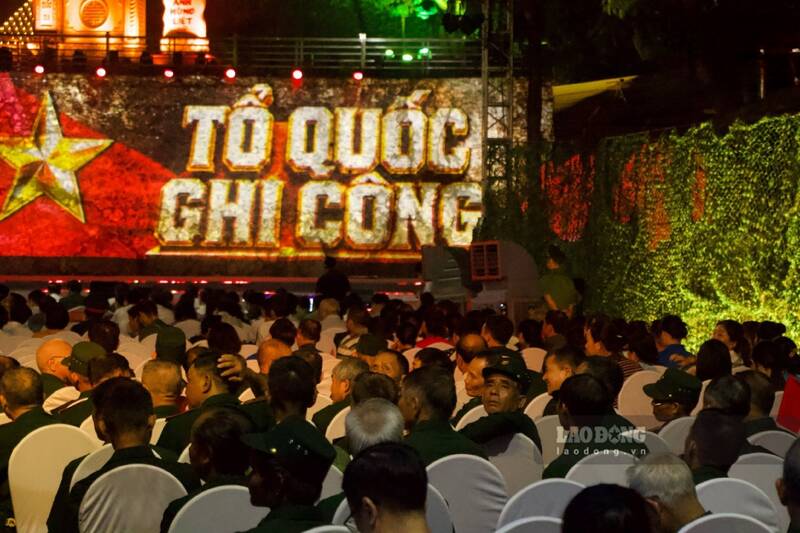 Các đại biểu cùng đông đảo người dân tham dự chương trình. Ảnh: Việt Bắc