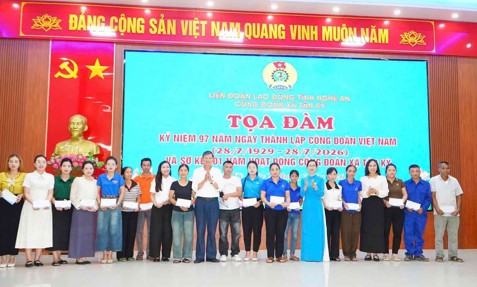 Tan Ky Commune Trade Union summarizes one year of operation, launches new grassroots trade union. Photo: Nghe An Trade Union