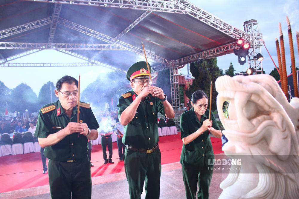 Lễ thắp nến tri ân được tổ chức đồng loạt tại 155 nghĩa trang, nghĩa trũng và khu tưởng niệm trên địa bàn TP Đà Nẵng. Ảnh: Thanh Huyền
