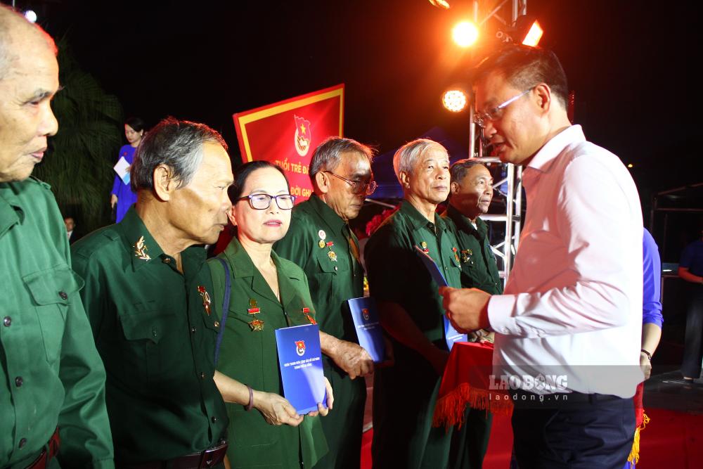 Lãnh đạo TP Đà Nẵng trao quà tri ân đến các cựu chiến binh, cựu thanh niên xung phong và thân nhân liệt sĩ. Ảnh: Thanh Huyền