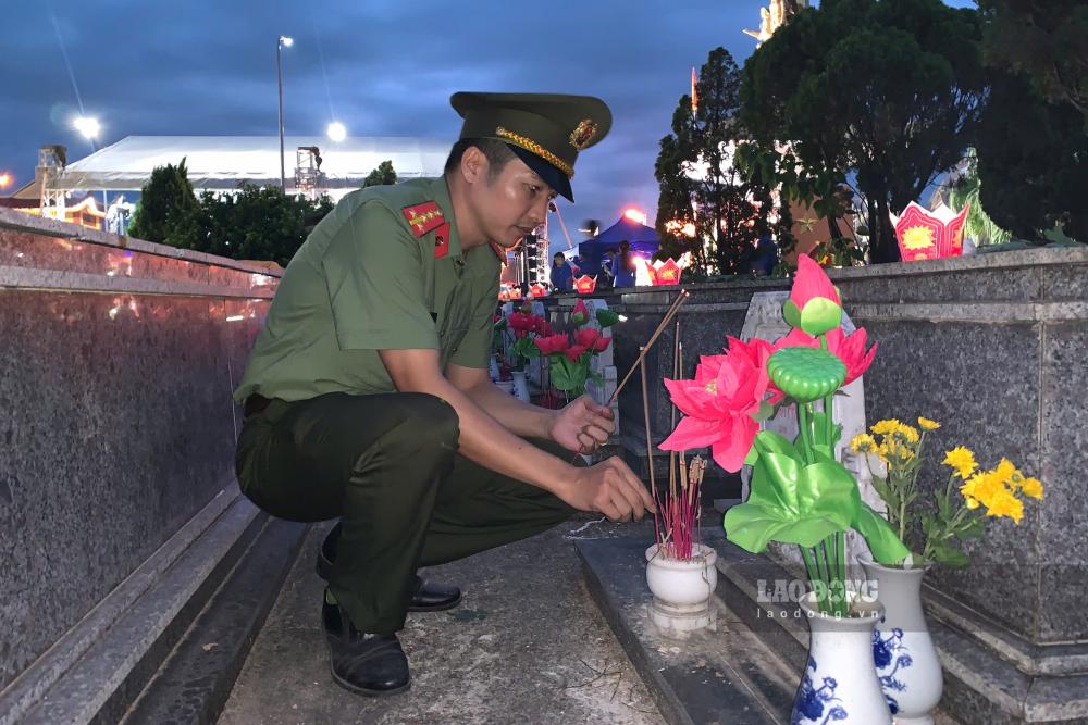 Thắp hương tại phần mộ liệt sĩ trong Lễ thắp nến tri ân diễn ra tối 26.7 tại Nghĩa trang Liệt sĩ TP Đà Nẵng. Ảnh: Thanh Huyền
