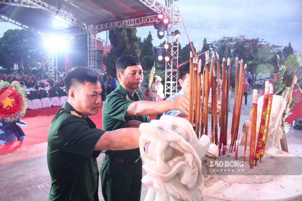 Candle lighting ceremony to commemorate heroic martyrs on the occasion of the 79th anniversary of War Invalids and Martyrs' Day (July 27, 1947 - July 27, 2026). Photo: Thanh Huyen